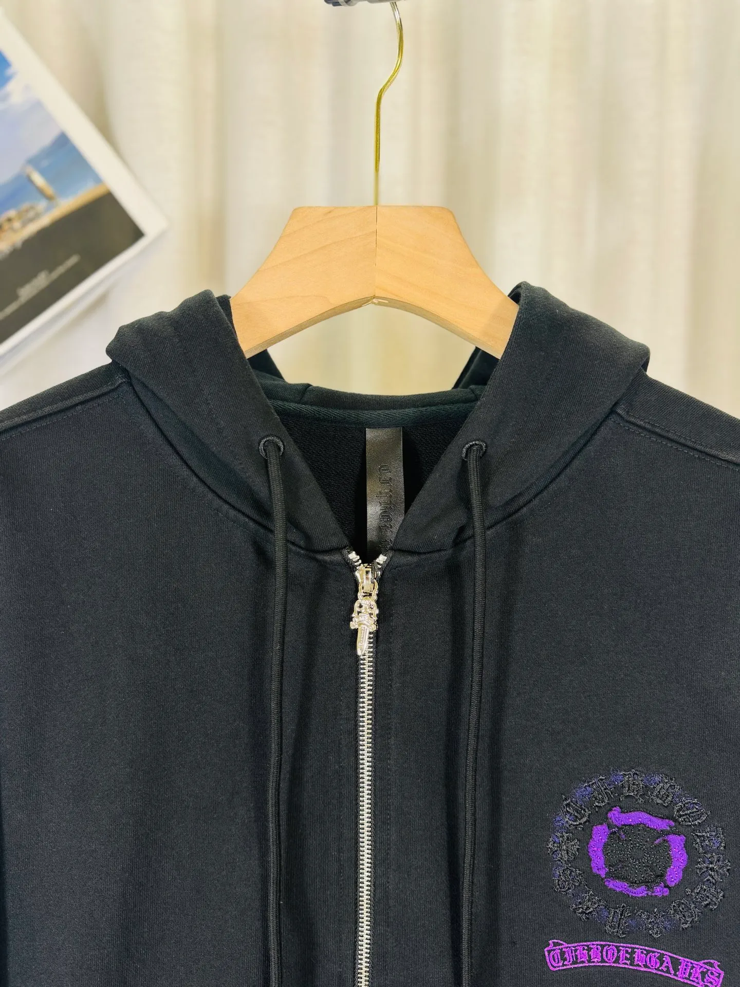 P340 top version, real shot without P, ​​different from market currency) 𝗖𝗵𝗿𝗼𝗺𝗲 𝗛𝗲𝗮𝗿𝘁𝘀/Cro Heart 2025 washed and burned flower patch embroidered autumn and winter new original single counter American patchwork 3D three-dimensional patch couple casual cardigan sweatshirt 👑The highest version! Customized fabric 480g tripe terry fabric! American acid-washed and distressed original fabric, laser burning + patch embroidery, exquisite embroidery of letters! The best-selling model in the counter, very comfortable to wear. Accessories: original molded and authenticated collar label➕100% silk wash label. Genuine purchase-grade original hangtag➕matching hanging rope➕3D hanging beads➕original packaging bag. Craftsmanship: The original version has consistent wiring! The highest version of the armhole matching technique! Color: Black Apricot Size: S M L XL Style Number: 25-317